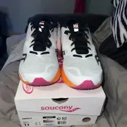 New Saucony Kinvara 9 Dunkin' Donuts Boston Marathon Men's 13 Sneakers S20418-18
