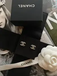 在飛比找Yahoo!奇摩拍賣優惠-Chanel 銀色水鑽小🌟 造型耳針 現貨甜價$1xxxx