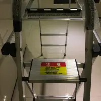 在飛比找蝦皮購物優惠-二手便宜 折疊梯 梯子 實用多功能 晾衣架 曬衣 摺疊梯 五