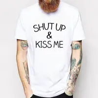 在飛比找Yahoo!奇摩拍賣優惠-SHUT UP AND KISS ME短袖T恤-2色 文字 
