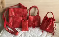 在飛比找Yahoo!奇摩拍賣優惠-全新亮麗紅 金紅玫瑰花朵刺繡 絲綢緞布復古中國風時尚造型 斜