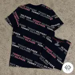 【FONG-SHOP】TOMMY HILFIGER 新款滿版文字LOGO 深藍色短袖✅正品代購✅正品現貨