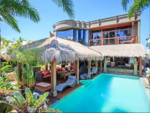 Bali Island Dream Villa in Surfers Paradise