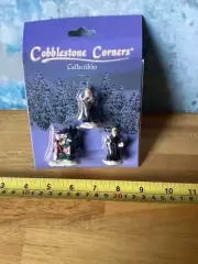 Cobblestone Corners three figures great model train set people