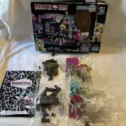 Monster High Biteology Class Mega Bloks 194 Pieces Building Toy Lagoona “Read”