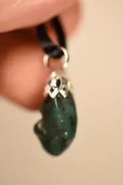 *EMERALD* Pendant 2cm 1.7g +Cord Natural Stone Tumbled Australian Made