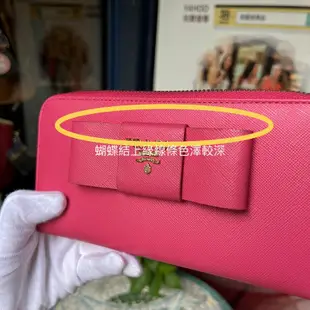 美麗堡outlet精品 PRADA 1M0506金字大蝴蝶結 Saffiano 防刮皮 ㄇ型拉鍊長夾 桃紅色(特價現貨)