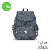 KIPLING x PEANUTS『猴子包』丹寧圖騰拉鍊掀蓋後背包-CITY PACK S