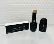 MARC JACOBS Accomplice Concealer & Touch-Up Stick Light 20