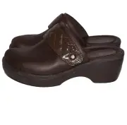NWOT CROCS Cobbler Brown Quilt Strap Leather Platform Slip On Clogs Mules Sz W9