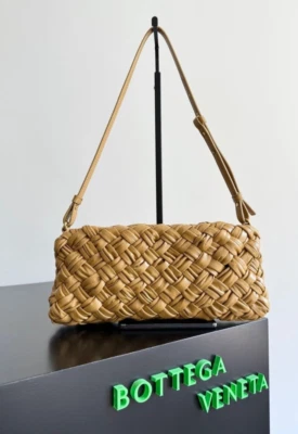 BOTTEGA VENETA NEW KALIMERO CHA-CHA clutch with detachable and adjustable strap