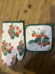 Strawberry Oven Mitt And Potholder Set Of 2 New