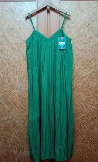 在飛比找Yahoo!奇摩拍賣優惠-全新【唯美良品】BALIBIKI 綠色細肩壓摺雪紡洋裝~C4