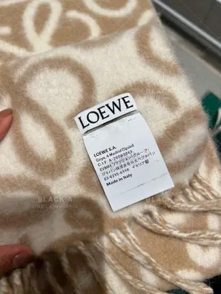 【BLACK A】LOEWE 雙面Anagram 羊駝毛羊毛混紡皮革標圍巾 奶茶色駝色 價格私訊