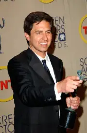 Actor Ray Romano poses backstage with his Outstanding Performance - Old Photo 4