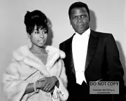 DIAHANN CARROLL & SIDNEY POITIER AT ACADEMY AWARDS 8X10 PUBLICITY PHOTO (NN-172)