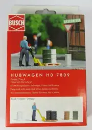 BNIB OO / HO BUSCH 7809 PUMP TRUCK + FIGURE, PALLET & BARRELS -WAREHOUSE / DEPOT
