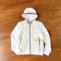 在飛比找蝦皮購物優惠-Moncler 帽沿經典紅白藍配色 、男款 白色 羽絨拼接連