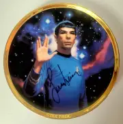 Hand Signed Leonard Nimoy 25th anniversary Hamilton plate (photo of signing)