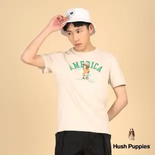 【Hush Puppies】男裝 T恤 趣味英文字印花度假衝浪狗T恤(淺卡其 / 43111102)