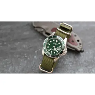 OMAX歐馬仕尚勞利仕名款綠水鬼submarine造型不鏽鋼製石英錶～綠色 nato錶帶