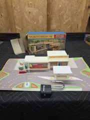Matchbox MG-1 BP Service Station with Cardboard Forecourt Lesney Product New Box