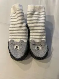 在飛比找Yahoo!奇摩拍賣優惠-H&M寶寶學步鞋 室內襪套 14cm 秋冬保暖襪鞋  小熊襪