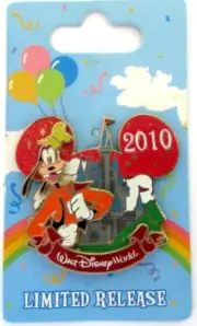 WALT DISNEY WORLD 2010 GOOFY AT CINDERELLA CASTLE 3-D PIN - LIMITED RELEASE