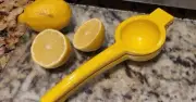 Metal Lemon Squeezer Handheld Juicer Easy Use Citrus Juicer Manual Press Yellow