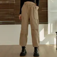 在飛比找momo購物網優惠-【Queenshop】女裝 多口袋立體打摺設計工裝褲 四色售