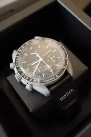 OMEGA x Swatch Speedmaster Mission to the Moon Moonswatch SO33M100