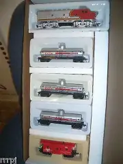 HO SANTA FE / EXXON TRAIN SET F2-A LOCOMOTIVE 3 TANKERS AND CABOOSE # RRE380