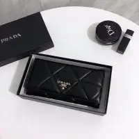 在飛比找Yahoo!奇摩拍賣優惠-小Z代購#Prada 普拉達黑色長夾 多卡位錢包 羊皮兩折錢