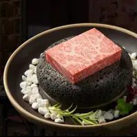 在飛比找ETMall東森購物網優惠-時尚創意圓形火山石日式和牛位上巖石組合酒店特色創意烤肉餐具