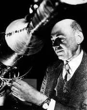 DR. ROBERT GODDARD DESIGNER OF FIRST LIQUID FUELED ROCKET- 8X10 PHOTO (EP-246)