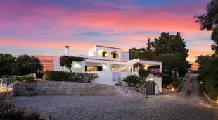 Villa Tara, Heated private pool, short walk to to town & beach