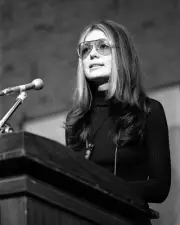 ACTIVIST GLORIA STEINEM AT WRIGHT STATE 8x10 GLOSSY PHOTO PRINT
