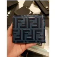 在飛比找Yahoo!奇摩拍賣優惠-【二手正品】 FENDI 芬迪 字母壓紋LOGO牛皮8卡短夾