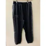 ADIDAS 長褲 棉褲 三線 刺繡 愛迪達 CITY SWEAT PANT HM2672