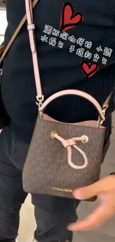 美國正品Michael Kors MK kimberly經典素黑金色斜紋(羊皮款) 附鏈條 小水桶包、&滿版-咖色LOGO、滿版白粉LOGO色 小水桶包.(牛皮防刮款)手提單肩 斜背包~(小號款).適放中短夾-【輕奢簡約、時尚百搭款】～(保證美國OUTLET直購全新100%正品).*vivi shop*