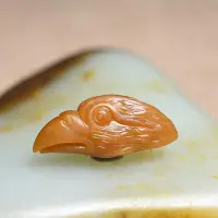 在飛比找Yahoo!奇摩拍賣優惠-英明神武4.1g新疆和闐玉籽料天然黃沁黃玉 鷹頭DIY戒面金
