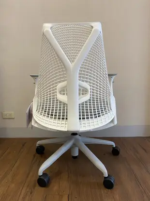 現貨！美國 Herman Miller SAYL 【全功能】人體工學電腦椅 時尚旗艦款 （白背灰椅墊）台北可試坐 網椅