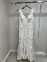 Sample Wedding Dress -Allure Bridal Style 9907 - Size 22 - Excellent Condition