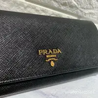 在飛比找蝦皮購物優惠-正品二手PRADA色 防刮 皮革 金字 Logo 信封式 雙