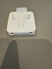 Apple EarPods In-Ear Wired 3.5 mm with Remote & Mic for iPhone 5 / 6 - White!