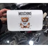 在飛比找Yahoo!奇摩拍賣優惠-MOSCHINO莫斯奇諾 經典別針熊十字紋單肩斜跨woc背包