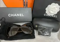 在飛比找Yahoo奇摩拍賣-7-11運費0元優惠優惠-Chanel 香奈兒 皮革邊太陽眼鏡