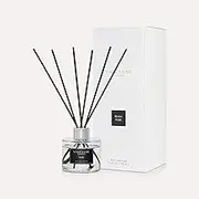 Black Rose Reed Diffuser 100ml: Seductive Floral Aroma, Rattan Reeds, Long-Lasting, Creates Intimate & Inviting Atmosphere at Home.