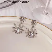 在飛比找蝦皮購物優惠-Mxfashionestore 蜘蛛形耳環,朋克別緻月長石蜘