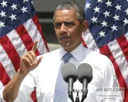PRESIDENT BARACK OBAMA SPEAKS AT GEORGETOWN UNIV. IN 2013 - 8X10 PHOTO (MW-766)